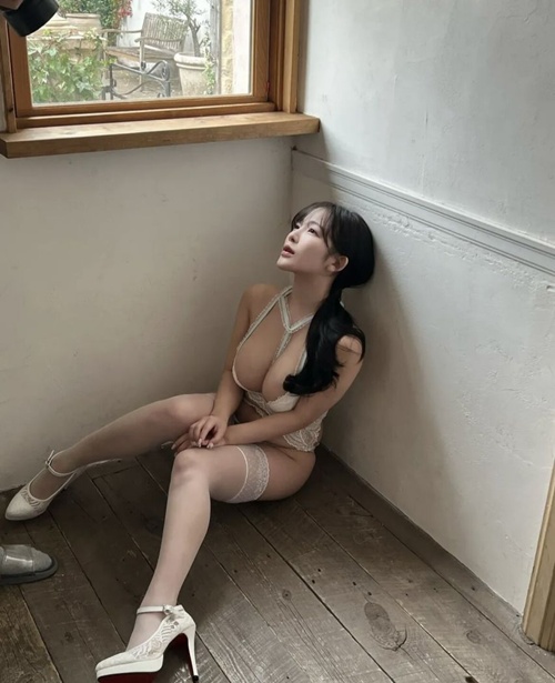 남친을 바라보며